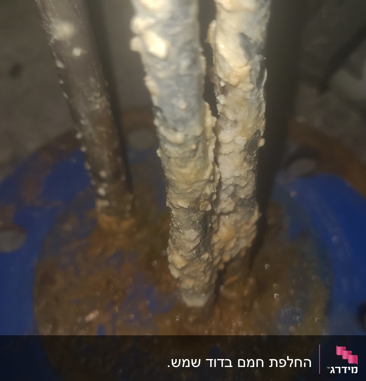 חלקי דוד שמש עם הצטברות אבנית על צינורות מתכת